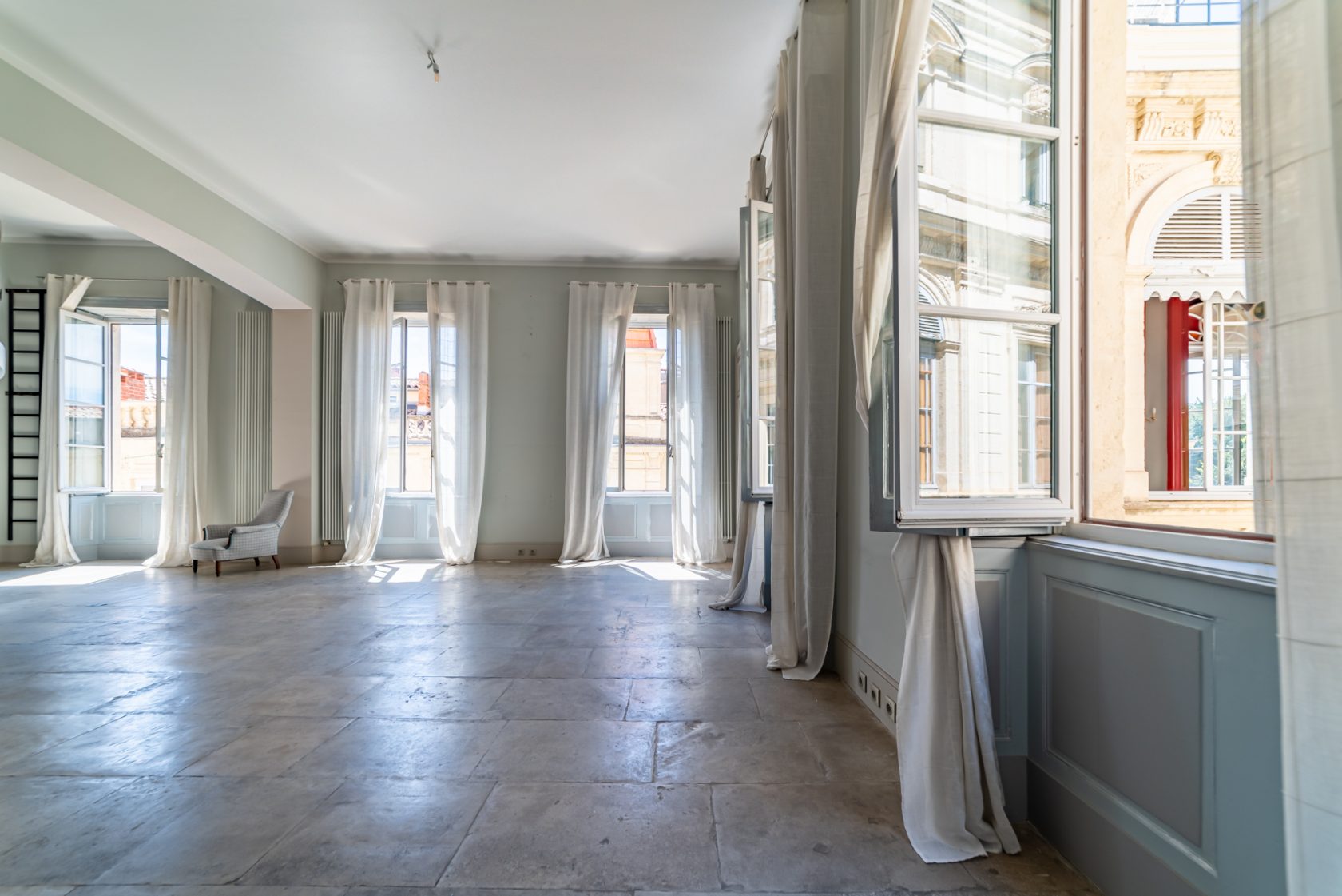 A character apartment in the heart of the city