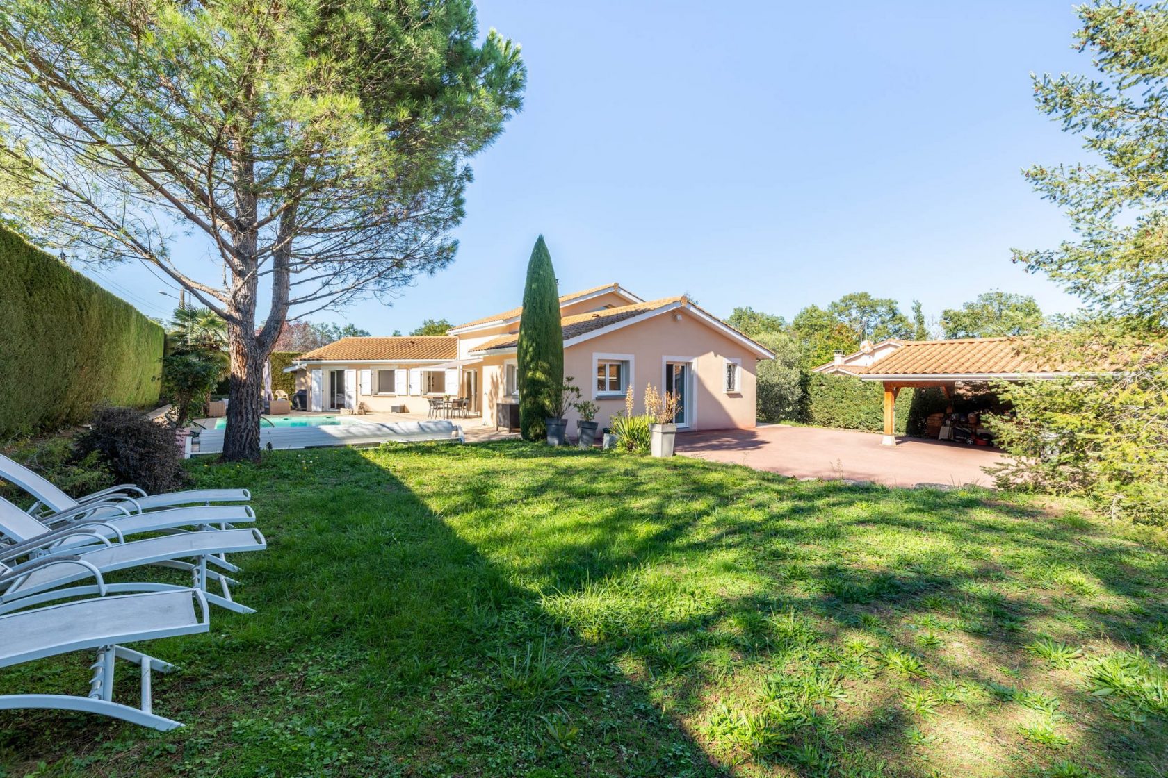 Single storey villa in a peaceful Beaujolais village of Pierres Dorées