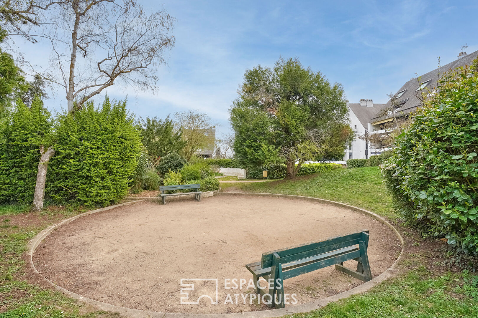 Apartment with garden