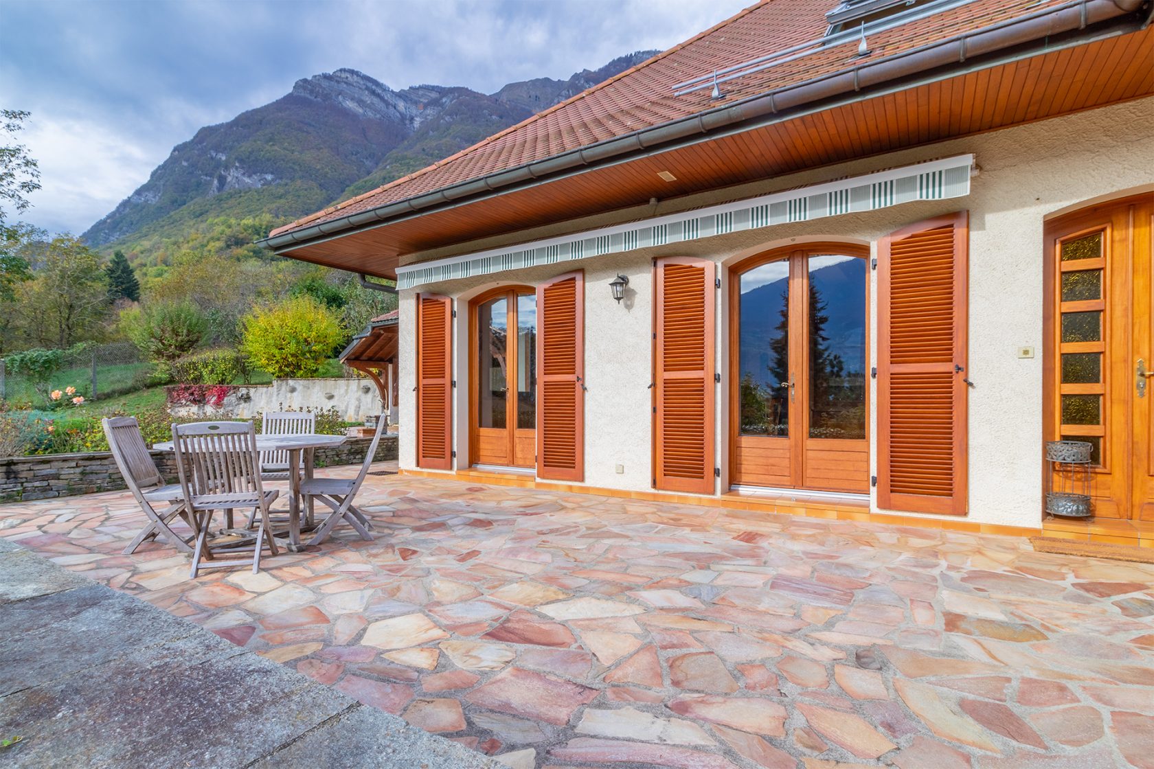 Villa avec piscine et vue dégagée