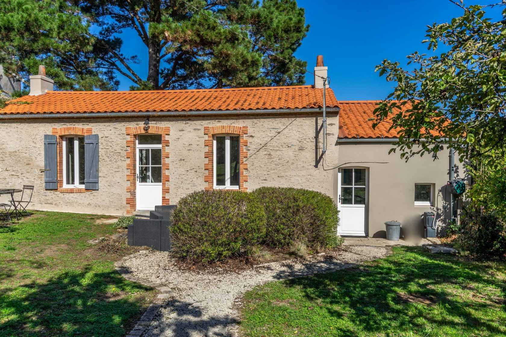 Maison de caractère en pierre et son jardin bucolique