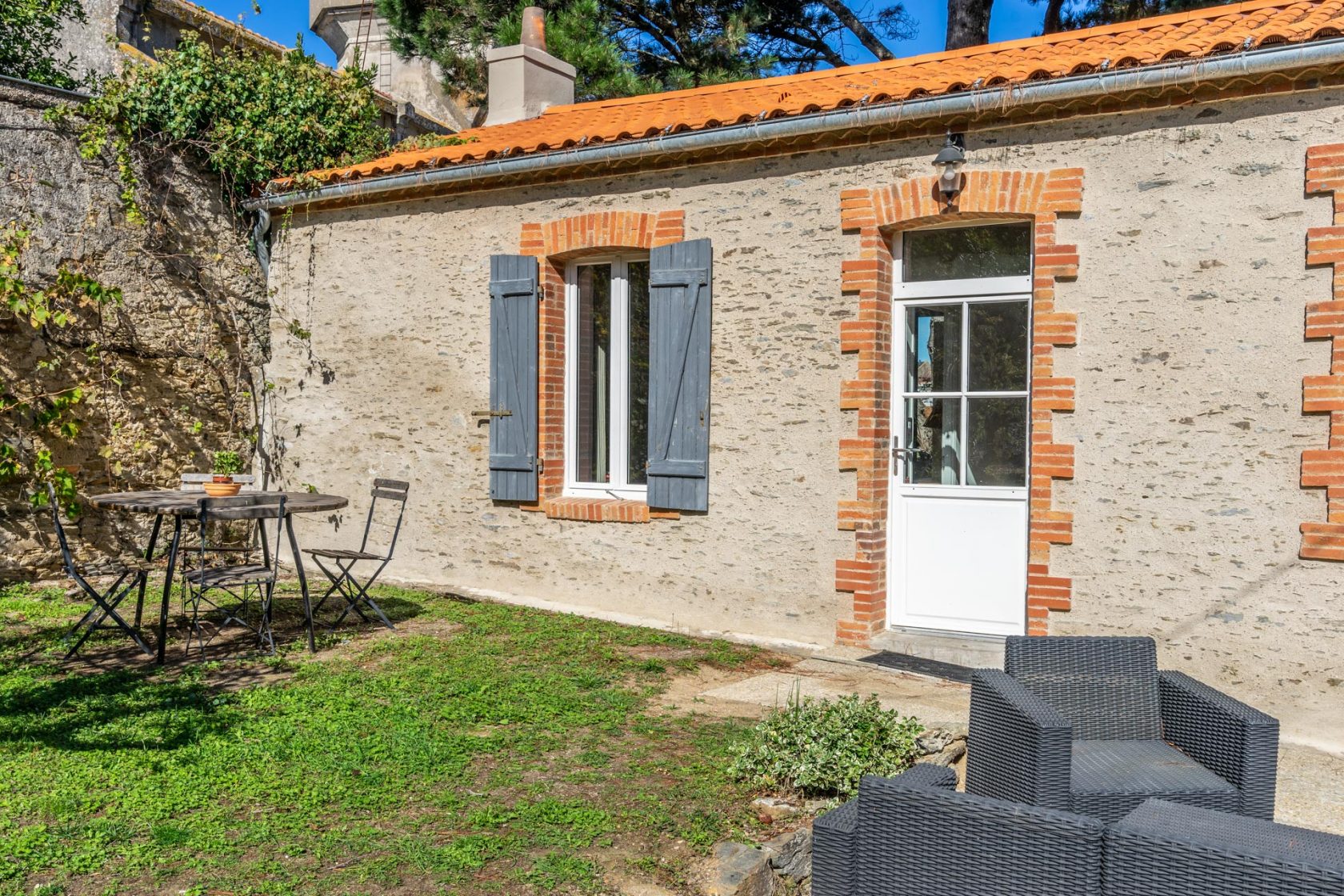 Maison de caractère en pierre et son jardin bucolique