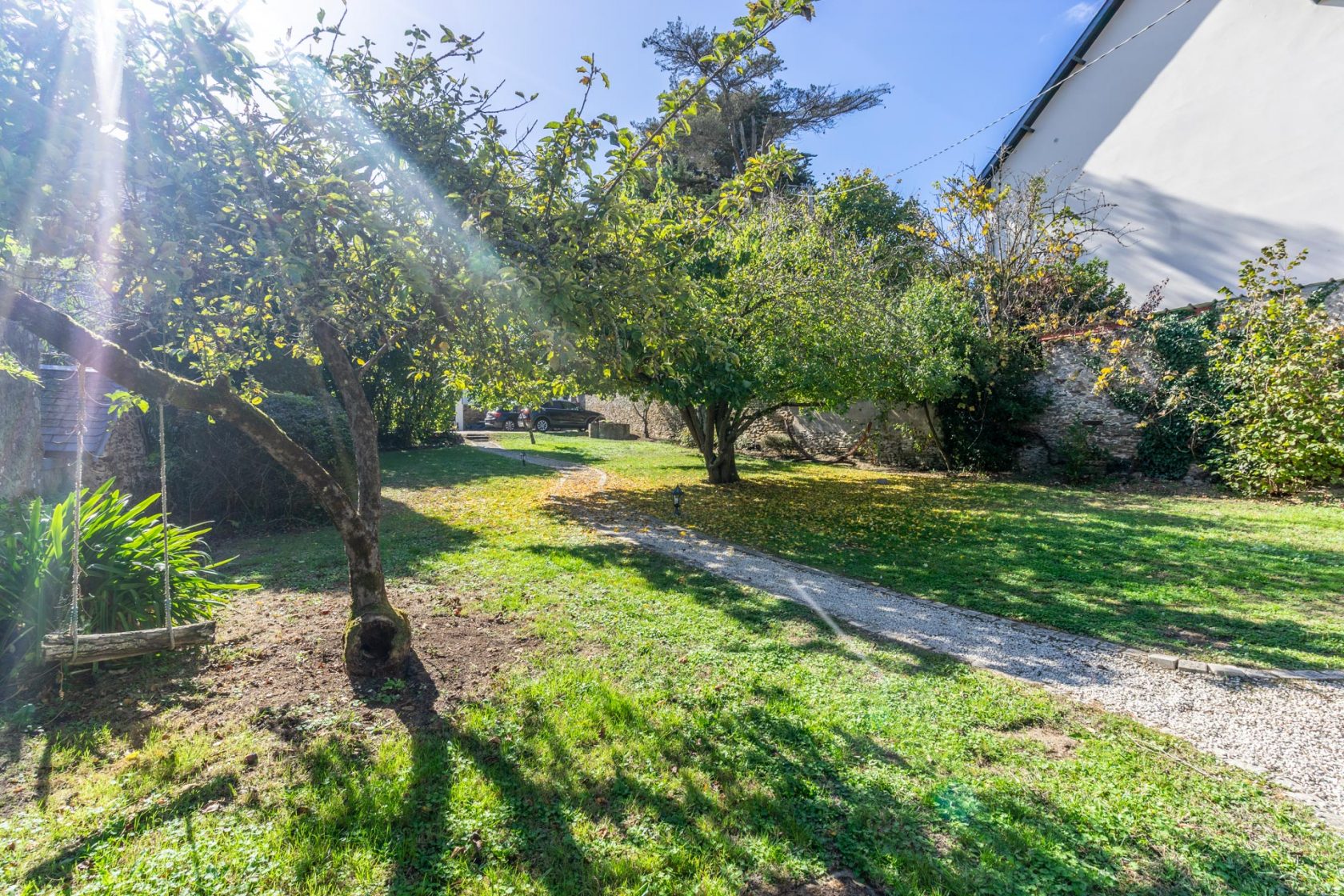 Maison de caractère en pierre et son jardin bucolique