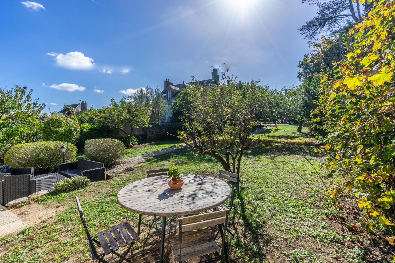 Maison de caractère en pierre et son jardin bucolique
