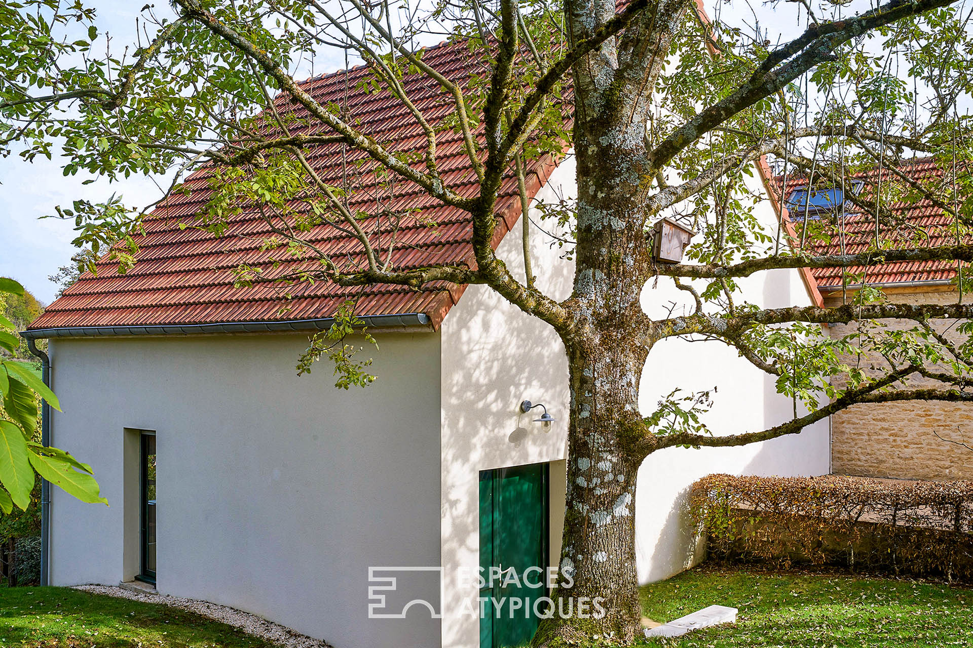 Maison de campagne dans son cocon de verdure