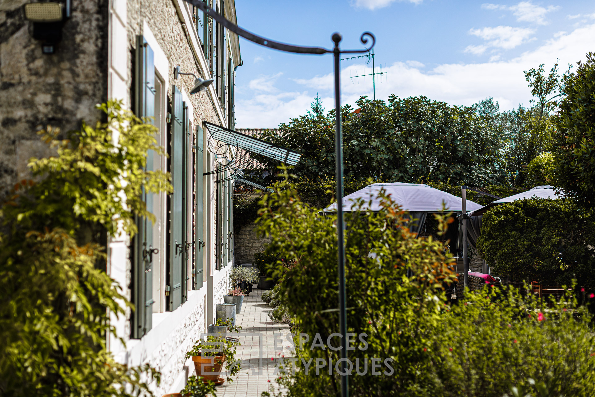 Elégante charentaise et sa maison d’amis