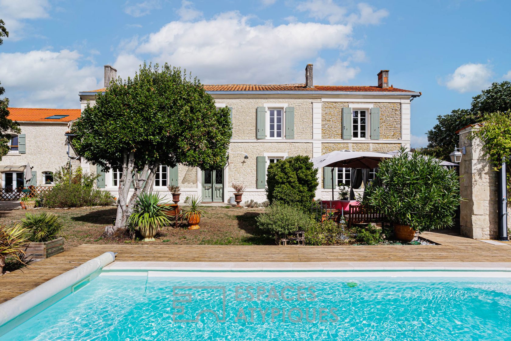 Elégante charentaise et sa maison d’amis