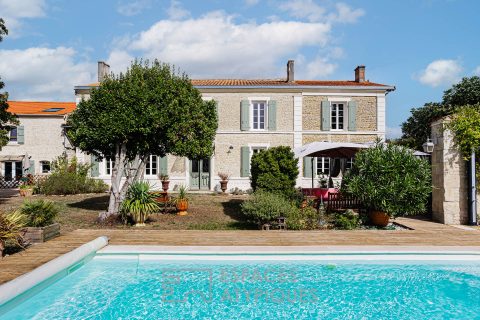 Elégante charentaise et sa maison d’amis