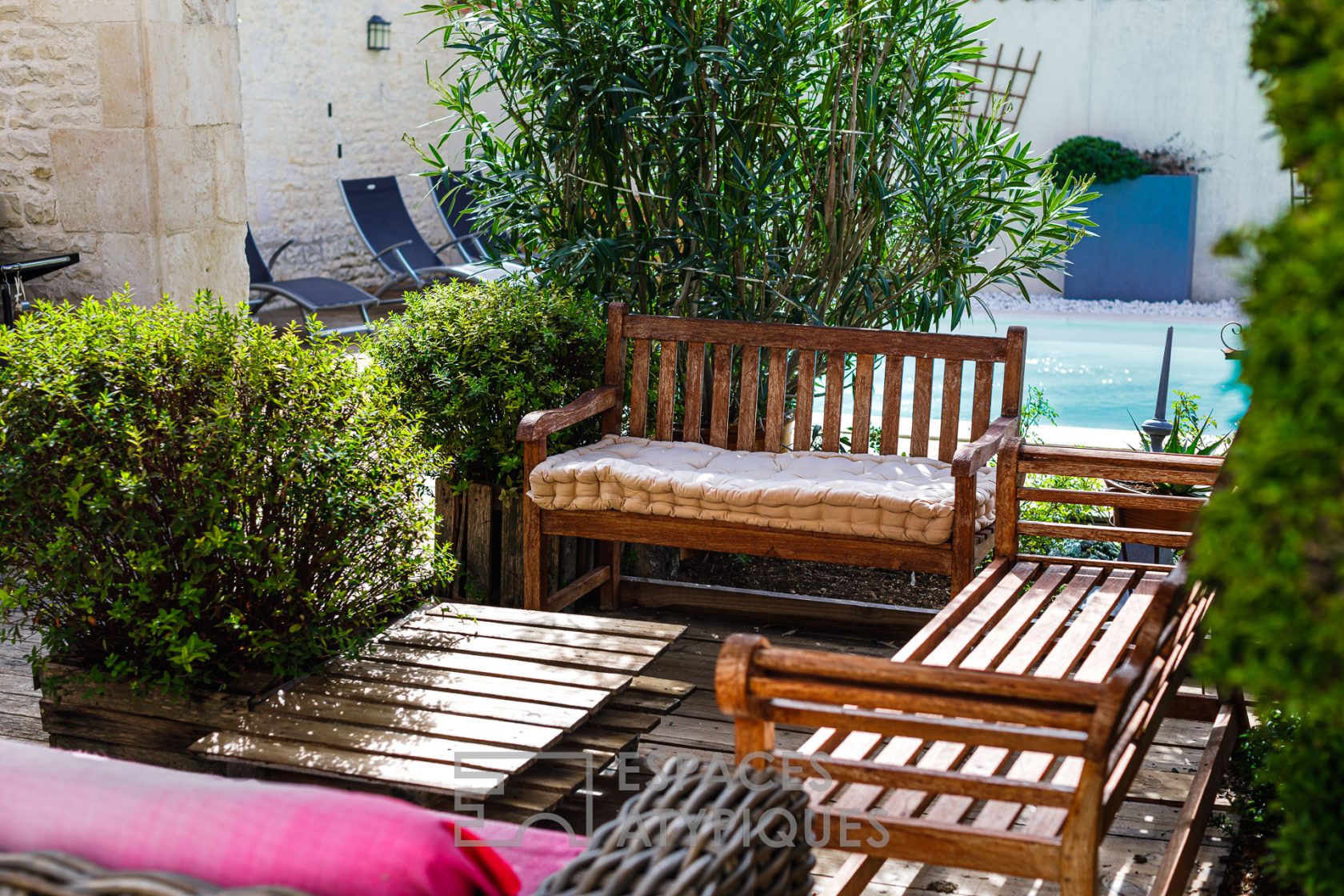 Elégante charentaise et sa maison d’amis