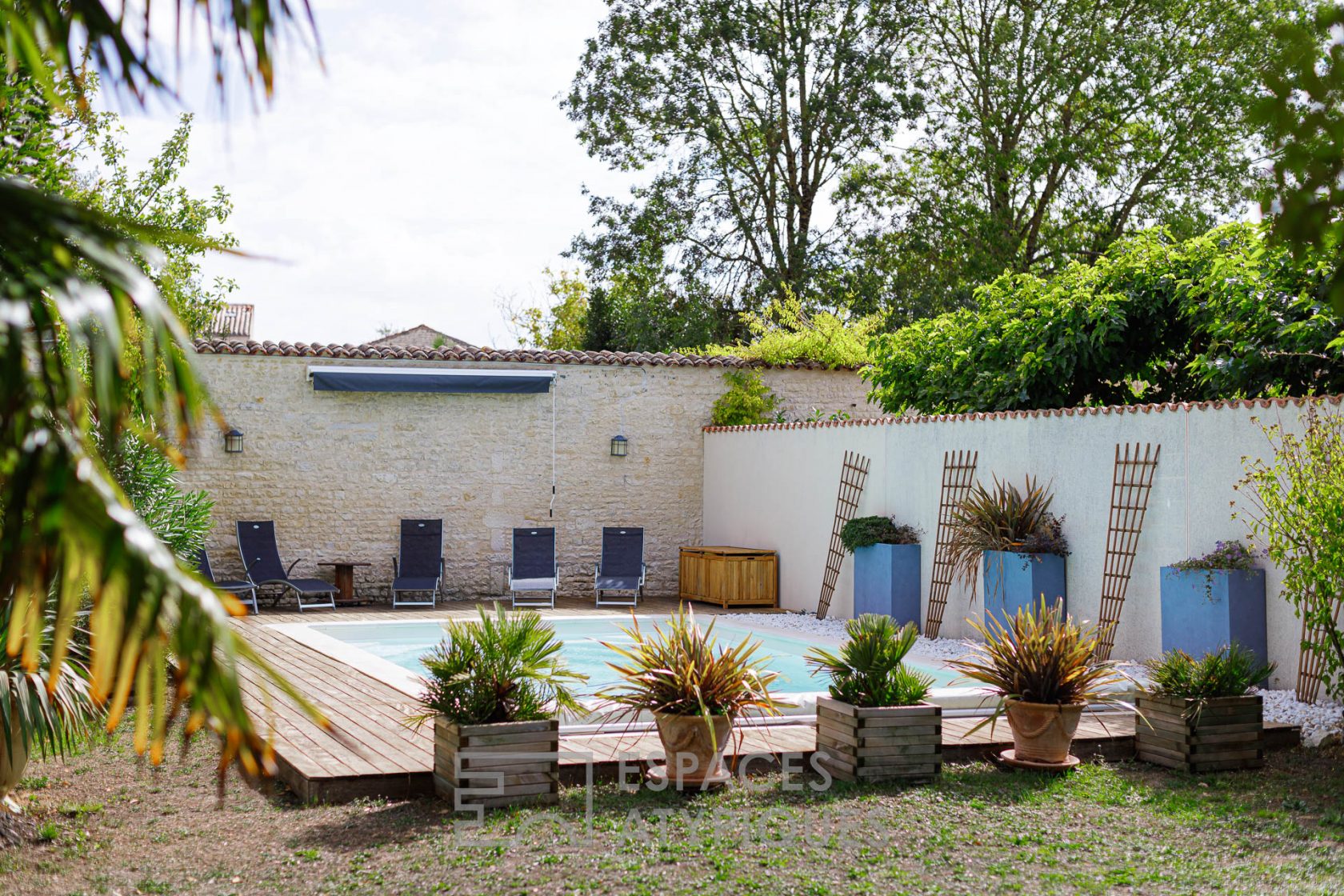 Elégante charentaise et sa maison d’amis