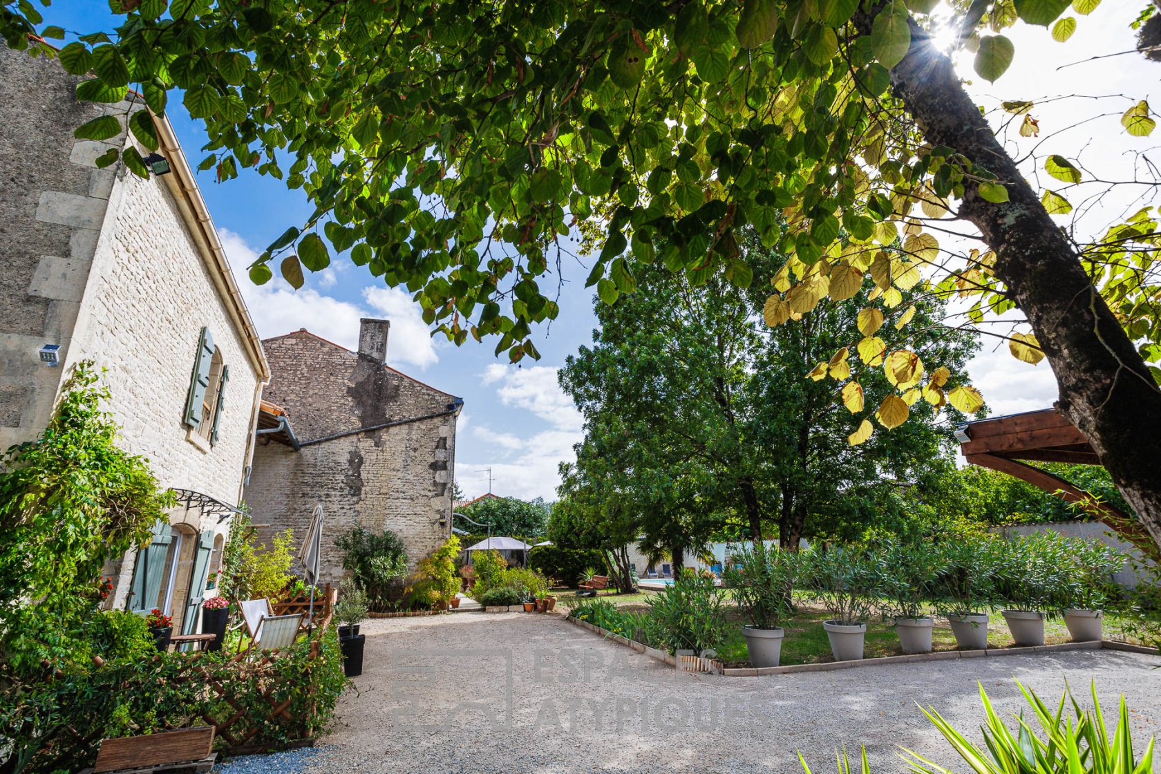 Elégante charentaise et sa maison d’amis