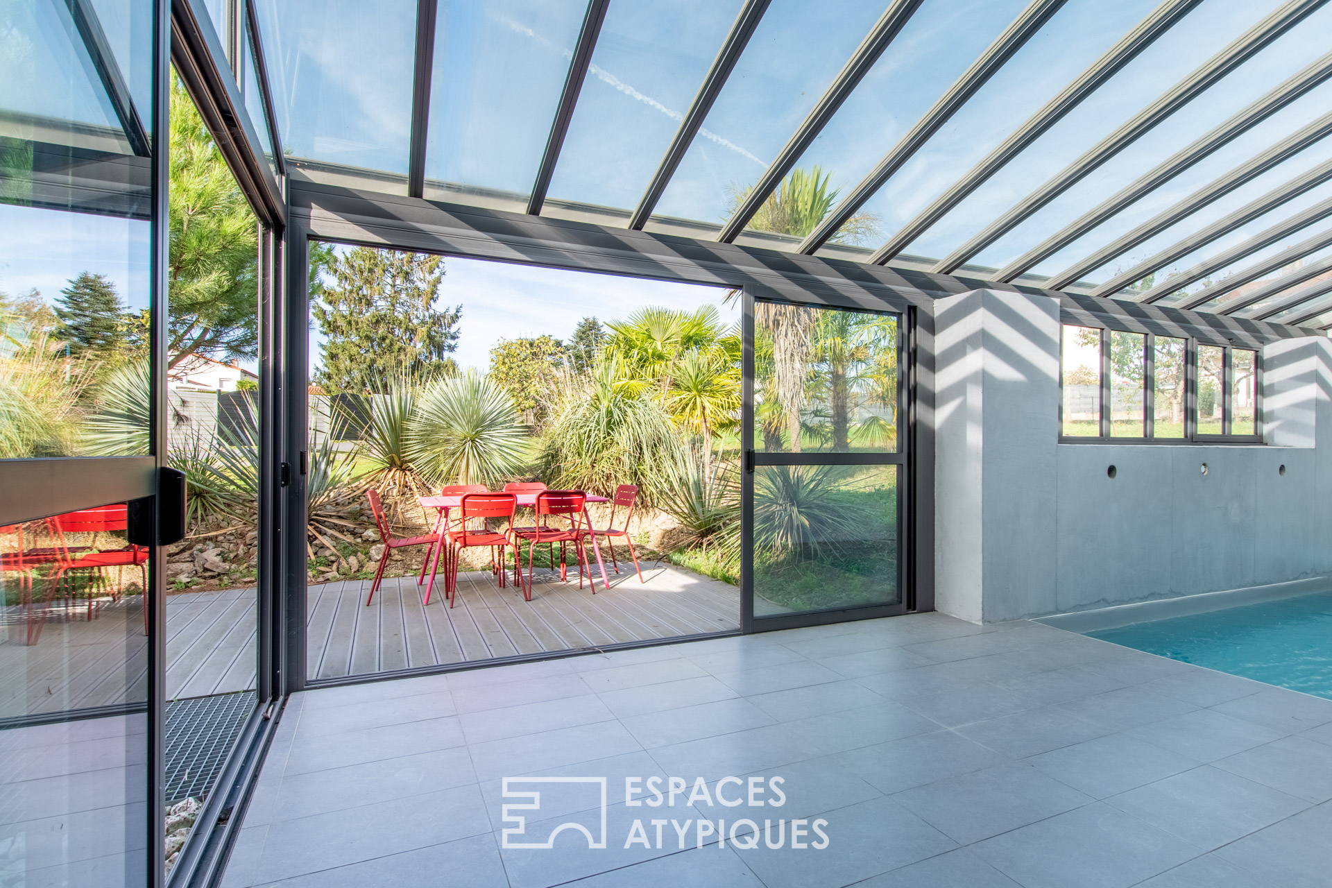 Grande maison contemporaine avec piscine