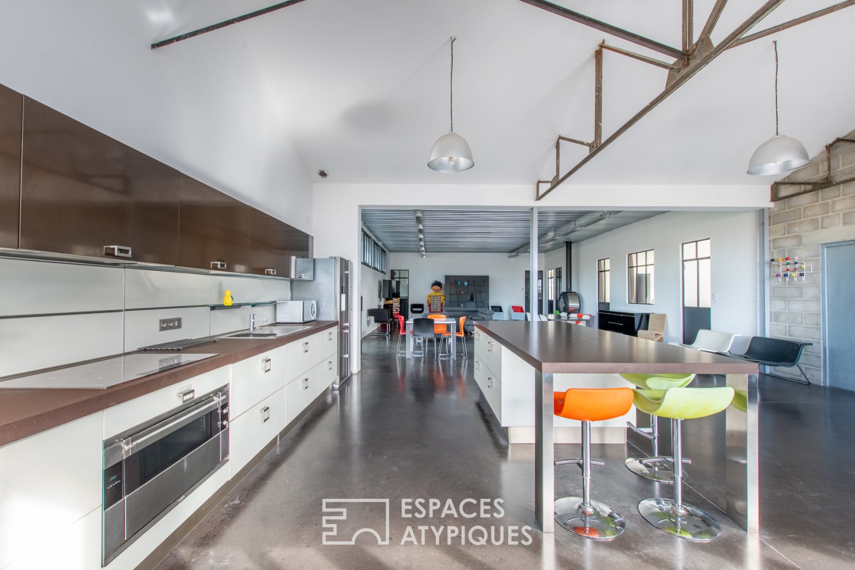 Grande maison contemporaine avec piscine
