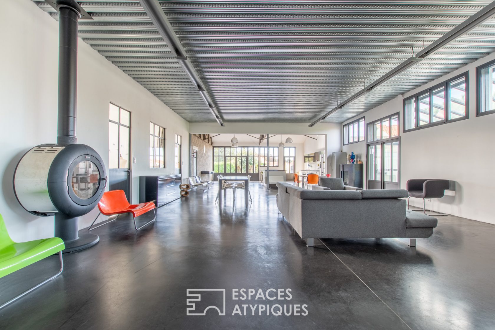 Grande maison contemporaine avec piscine