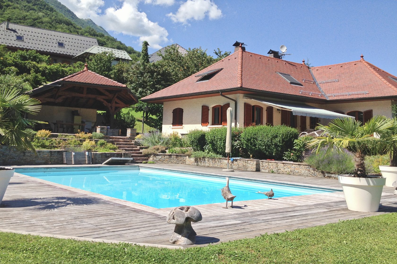 Villa avec piscine et vue dégagée