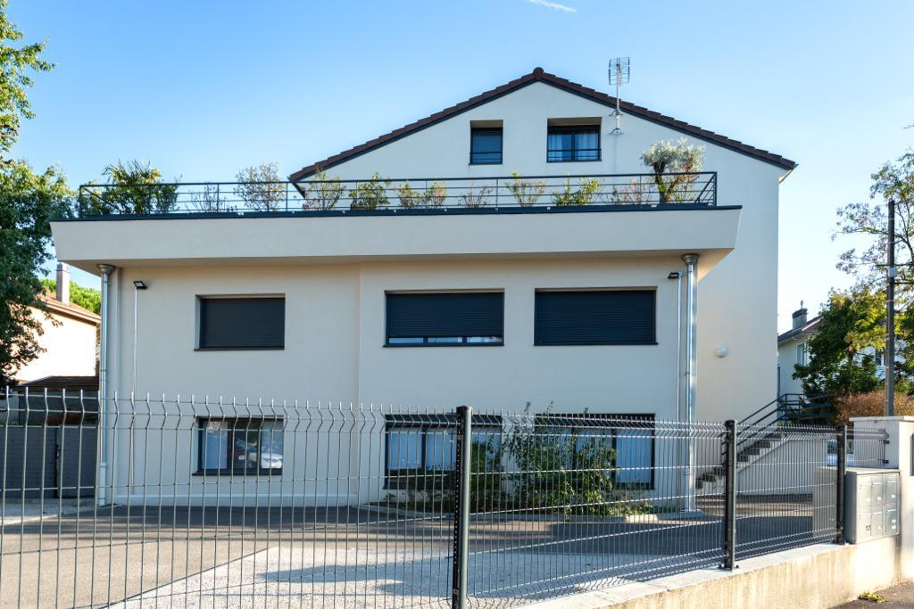 Duplex with terrace in an old house