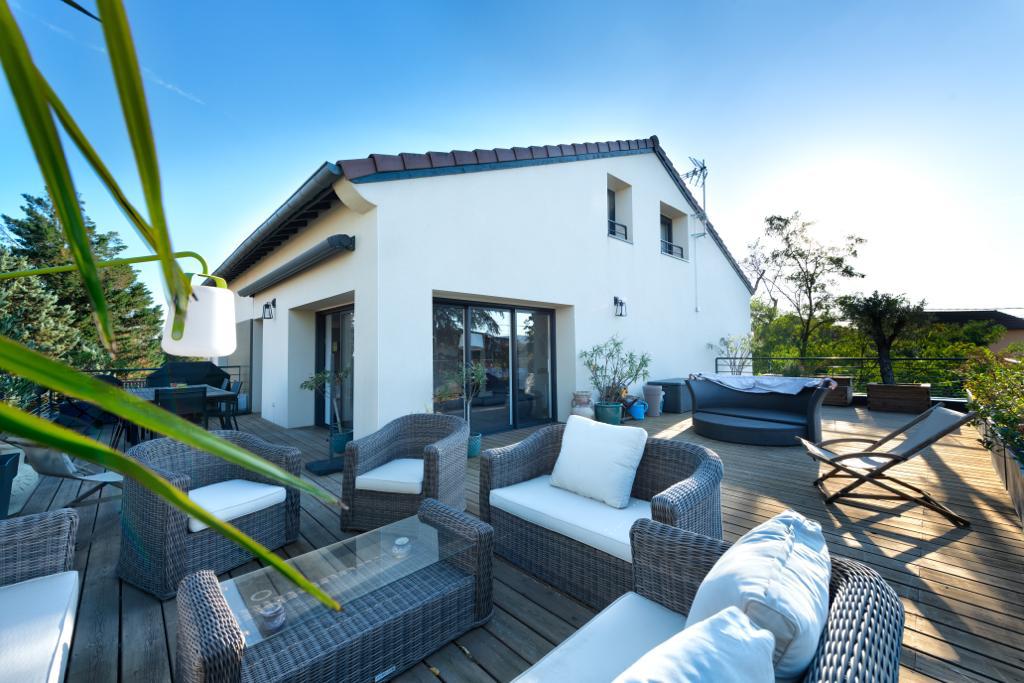Duplex with terrace in an old house