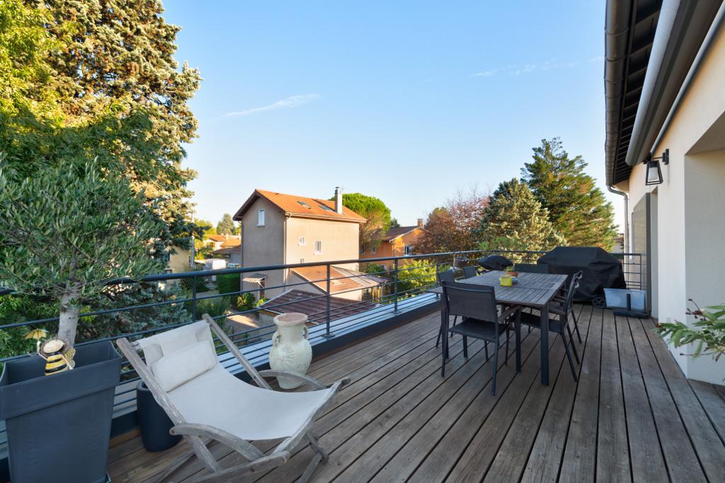Duplex with terrace in an old house