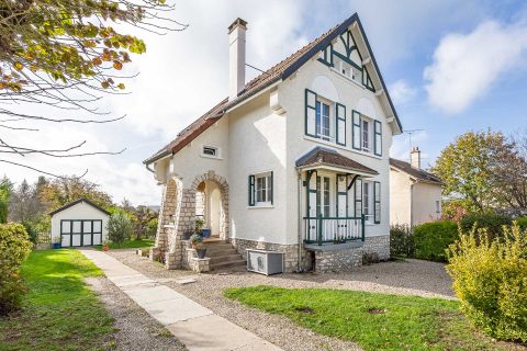 Maison familiale avec jardin et piscine