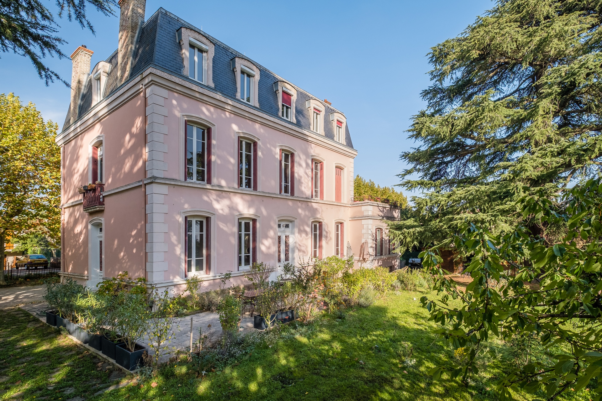 Character apartment in a bourgeois house with park