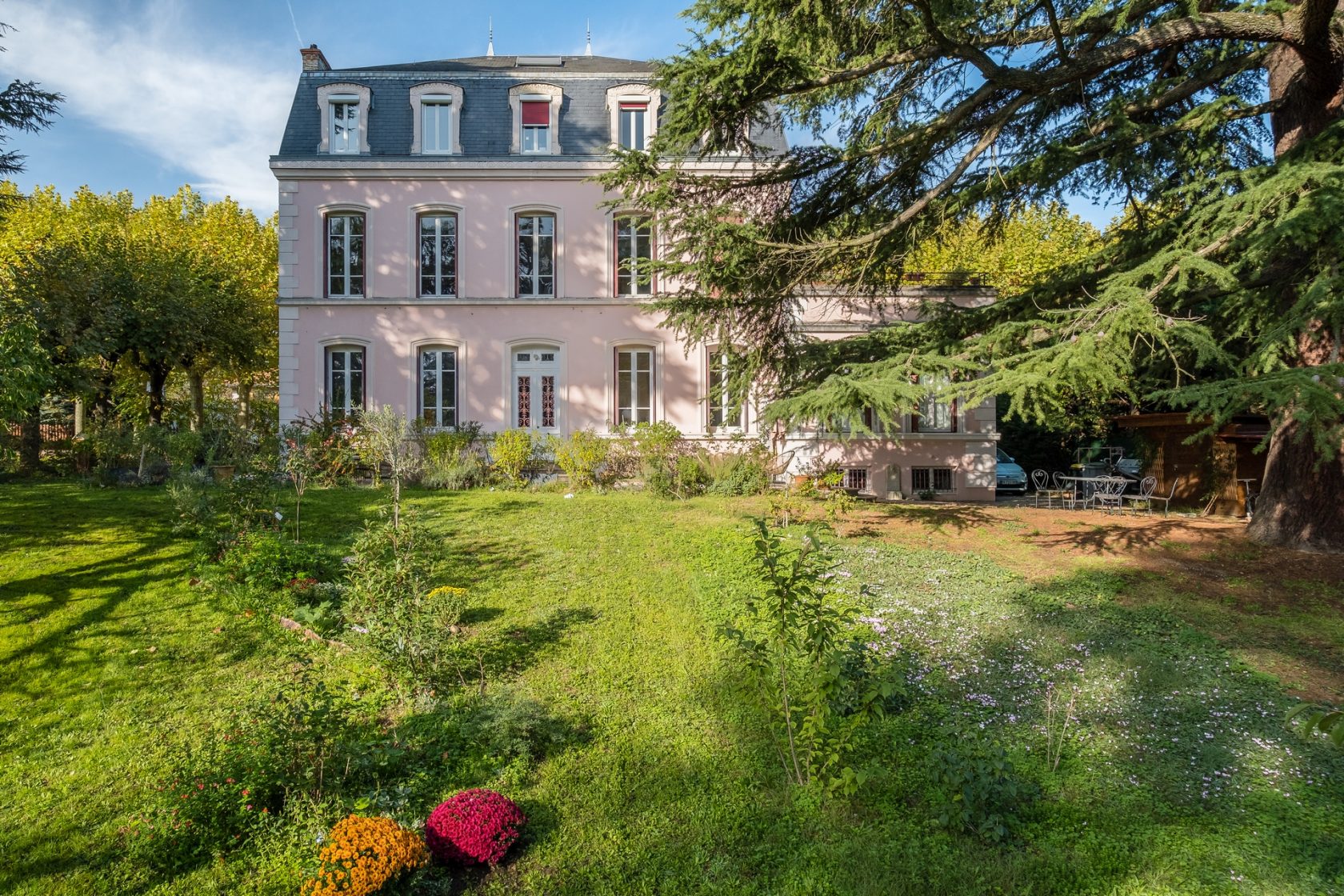 Character apartment in a bourgeois house with park
