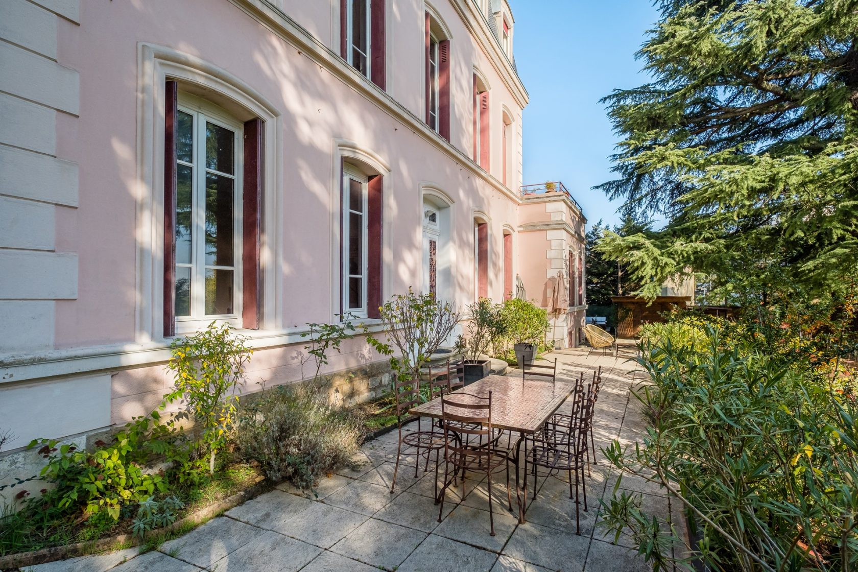 Character apartment in a bourgeois house with park
