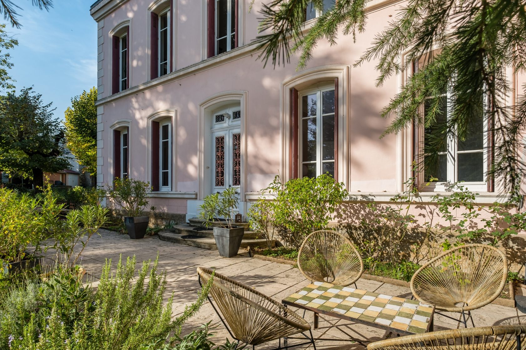 Character apartment in a bourgeois house with park