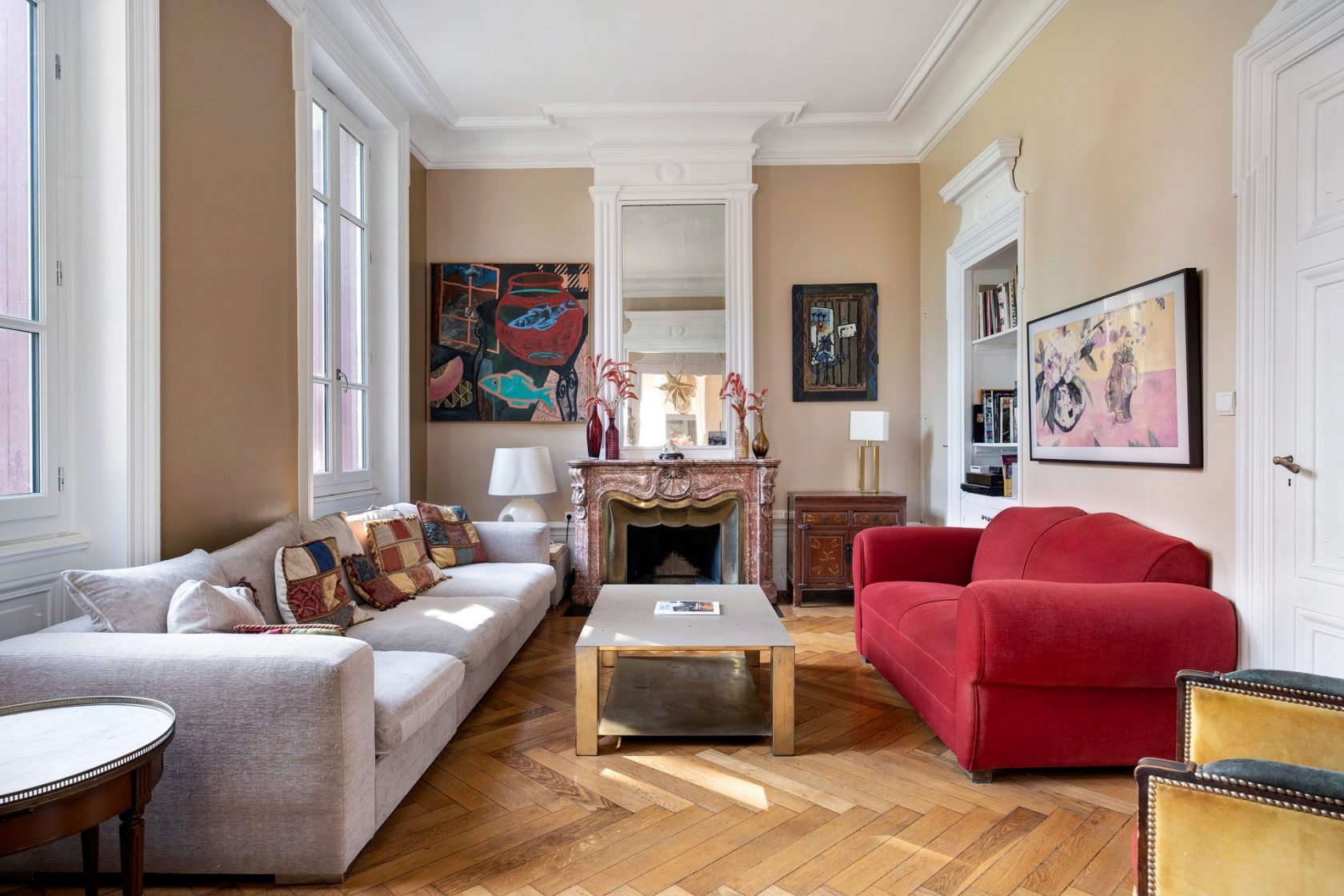 Character apartment in a bourgeois house with park