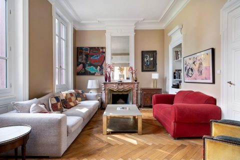 Character apartment in a bourgeois house with park