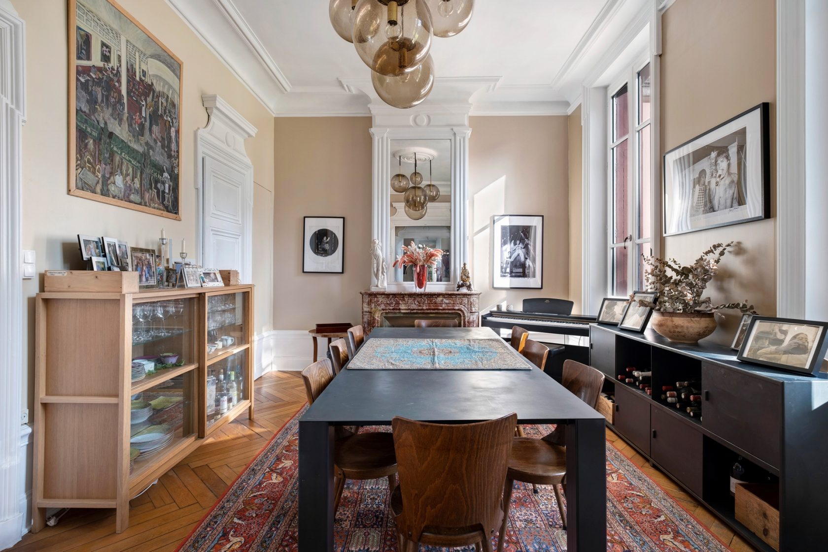 Character apartment in a bourgeois house with park