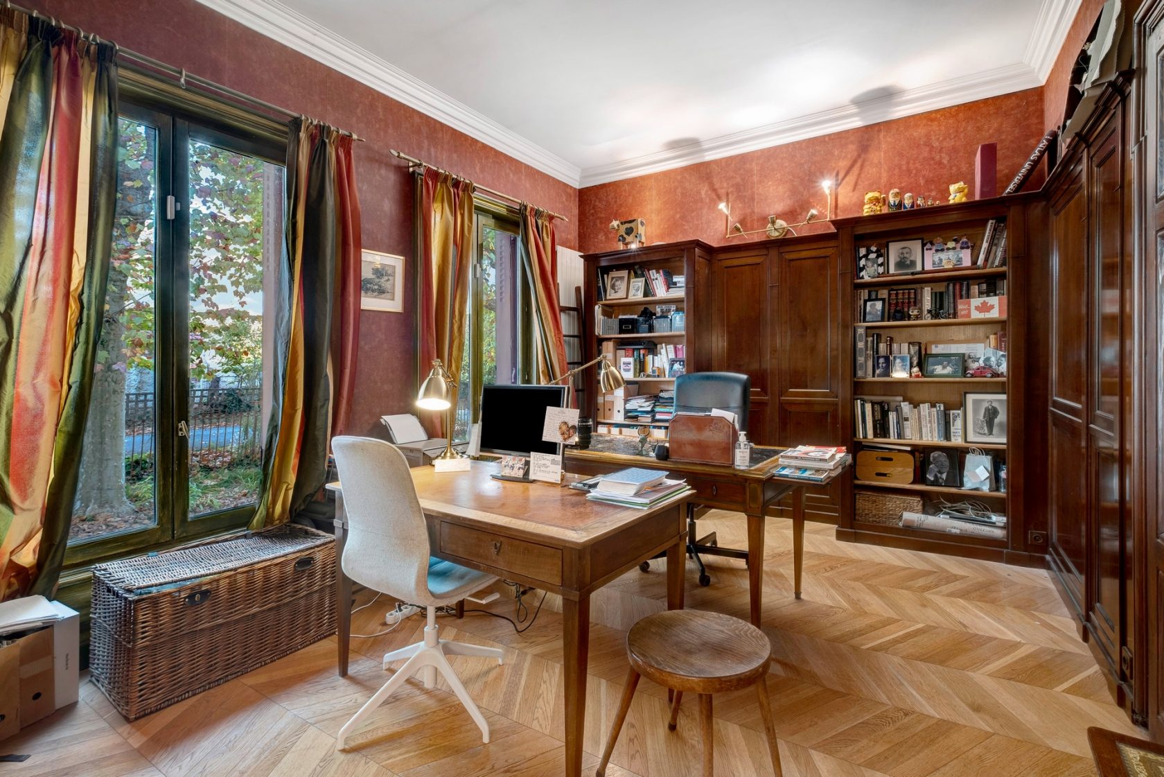 Character apartment in a bourgeois house with park