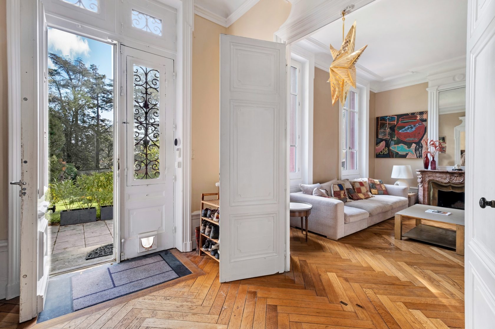 Character apartment in a bourgeois house with park