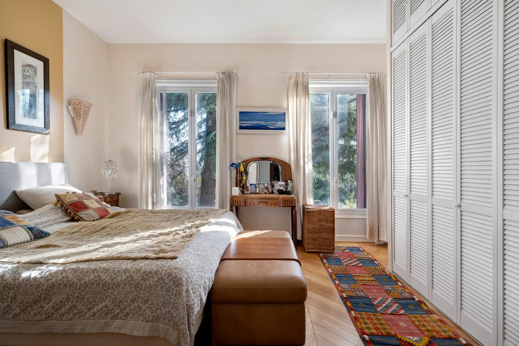 Character apartment in a bourgeois house with park