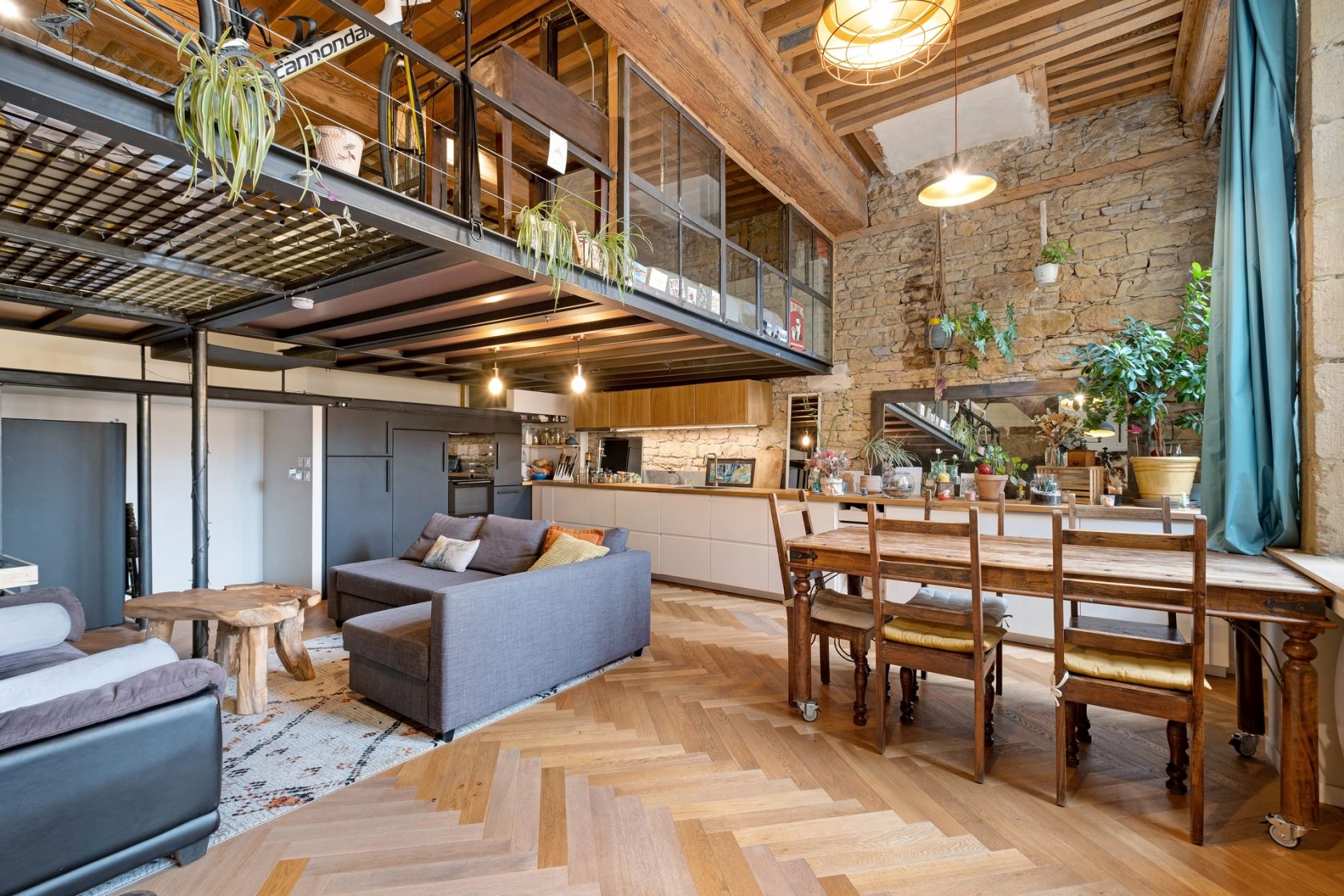 Character apartment completely renovated near Place Sathonay