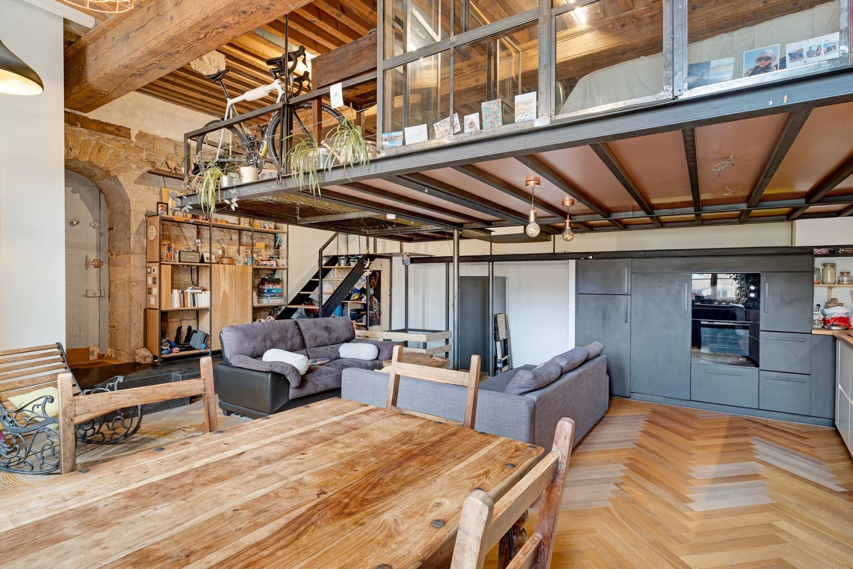 Character apartment completely renovated near Place Sathonay