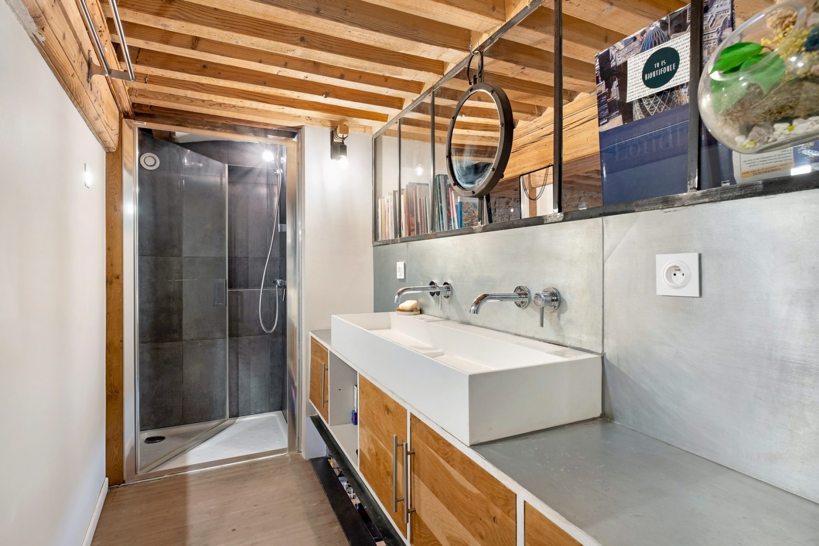 Character apartment completely renovated near Place Sathonay