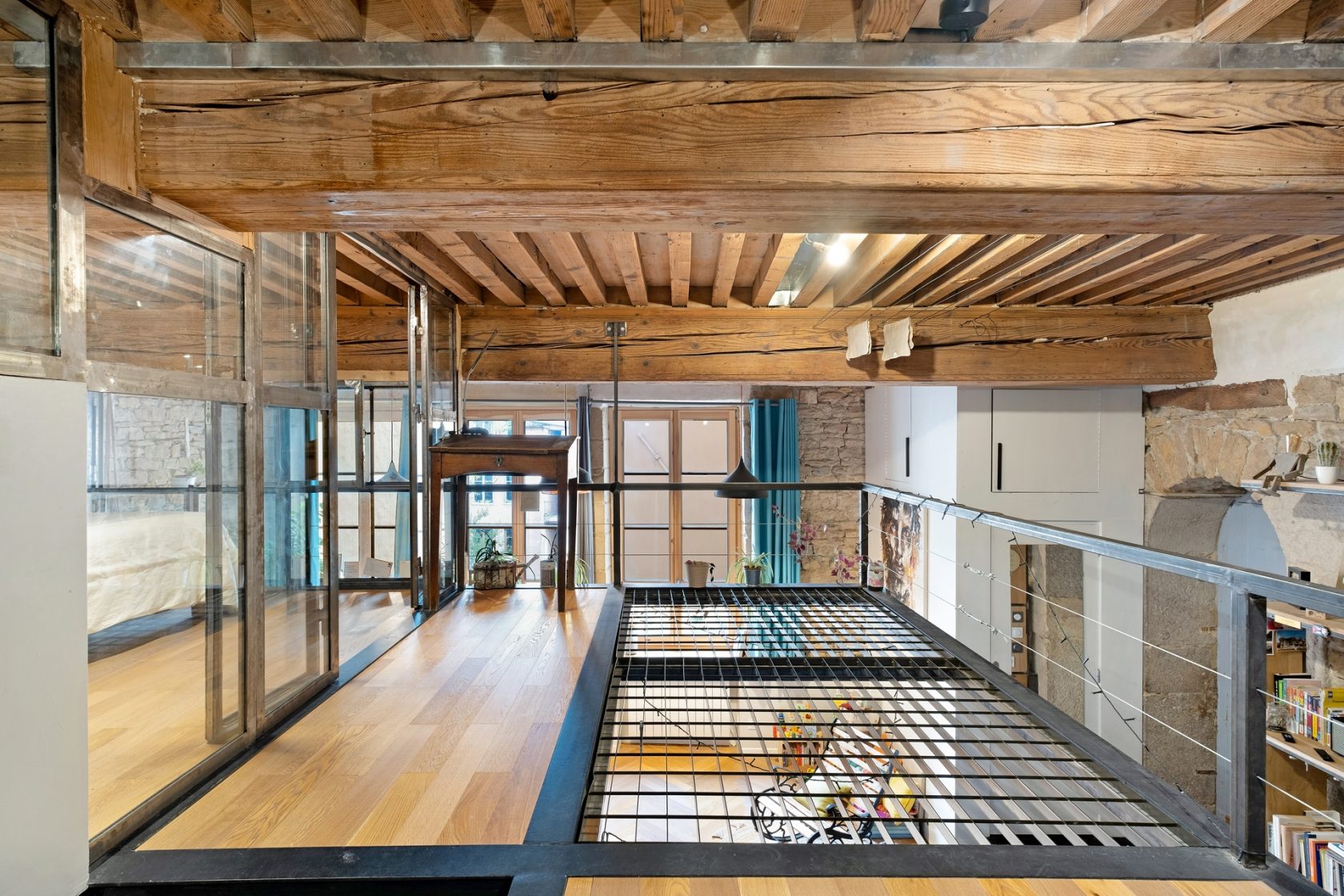 Character apartment completely renovated near Place Sathonay