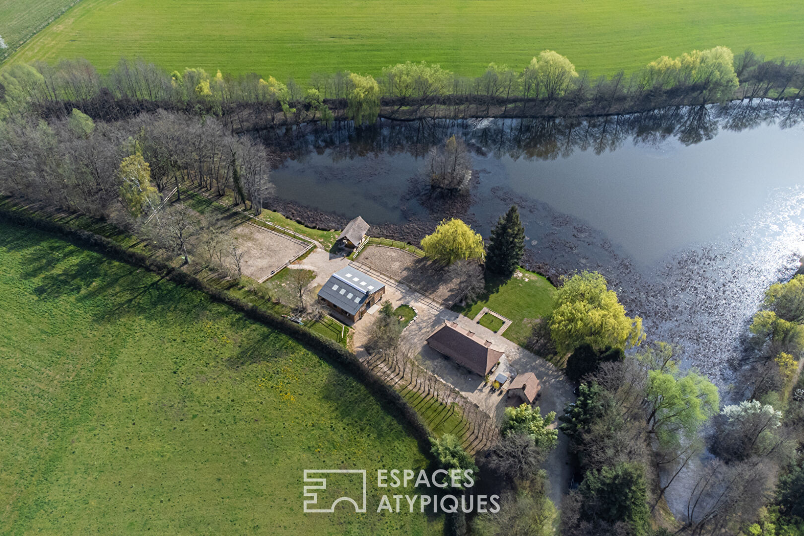 Propriété de charme au bord d’un étang avec écurie