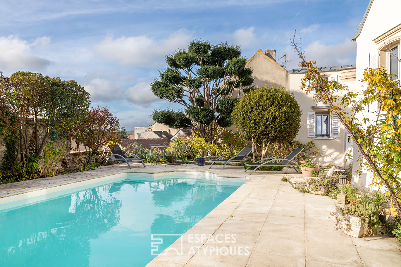 Maison de charme et sa tourelle : calme et farniente autour de la piscine en plein centre-ville.