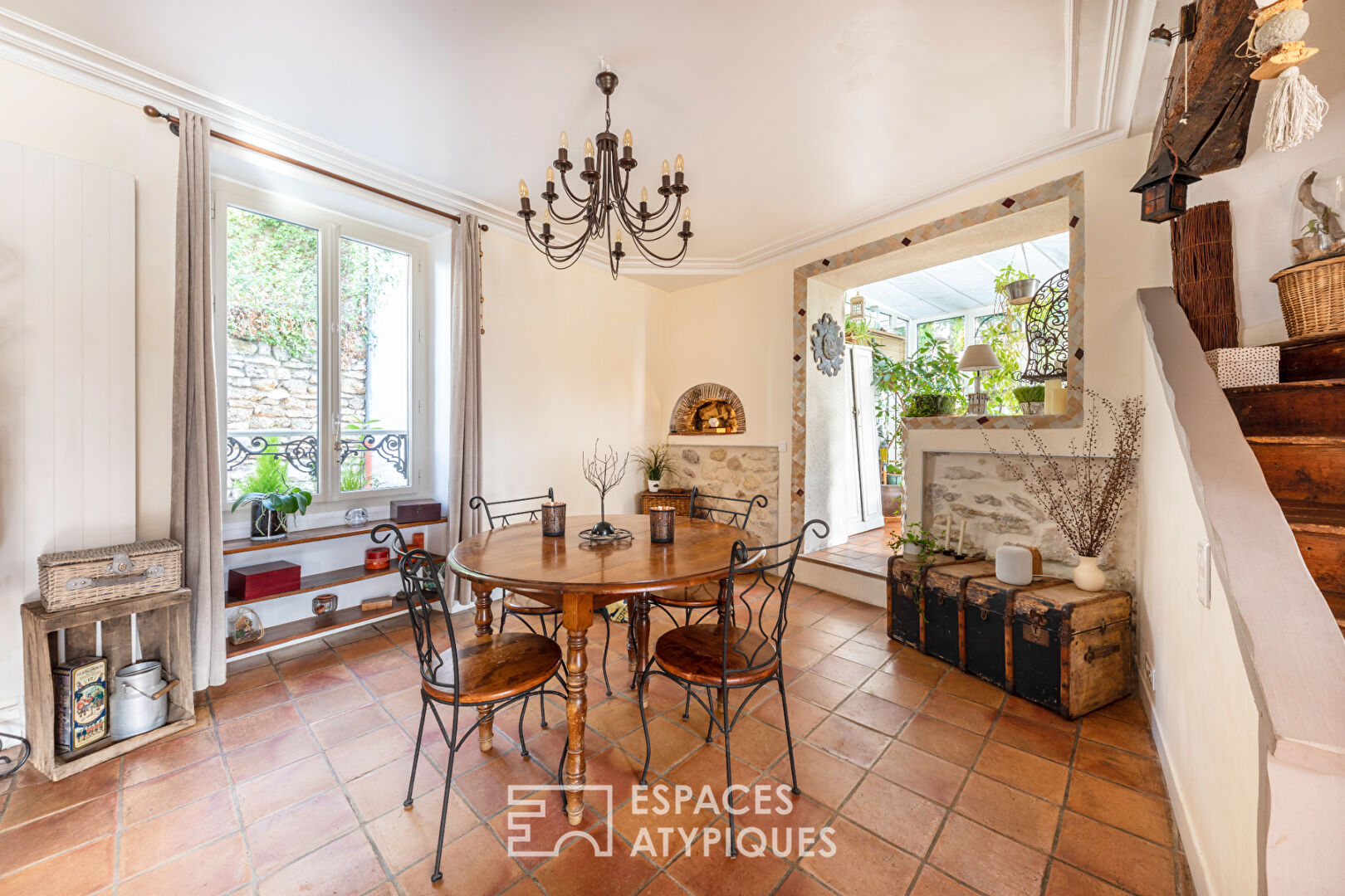 Charming house and its turret: calm and idleness around the swimming pool in the city center.