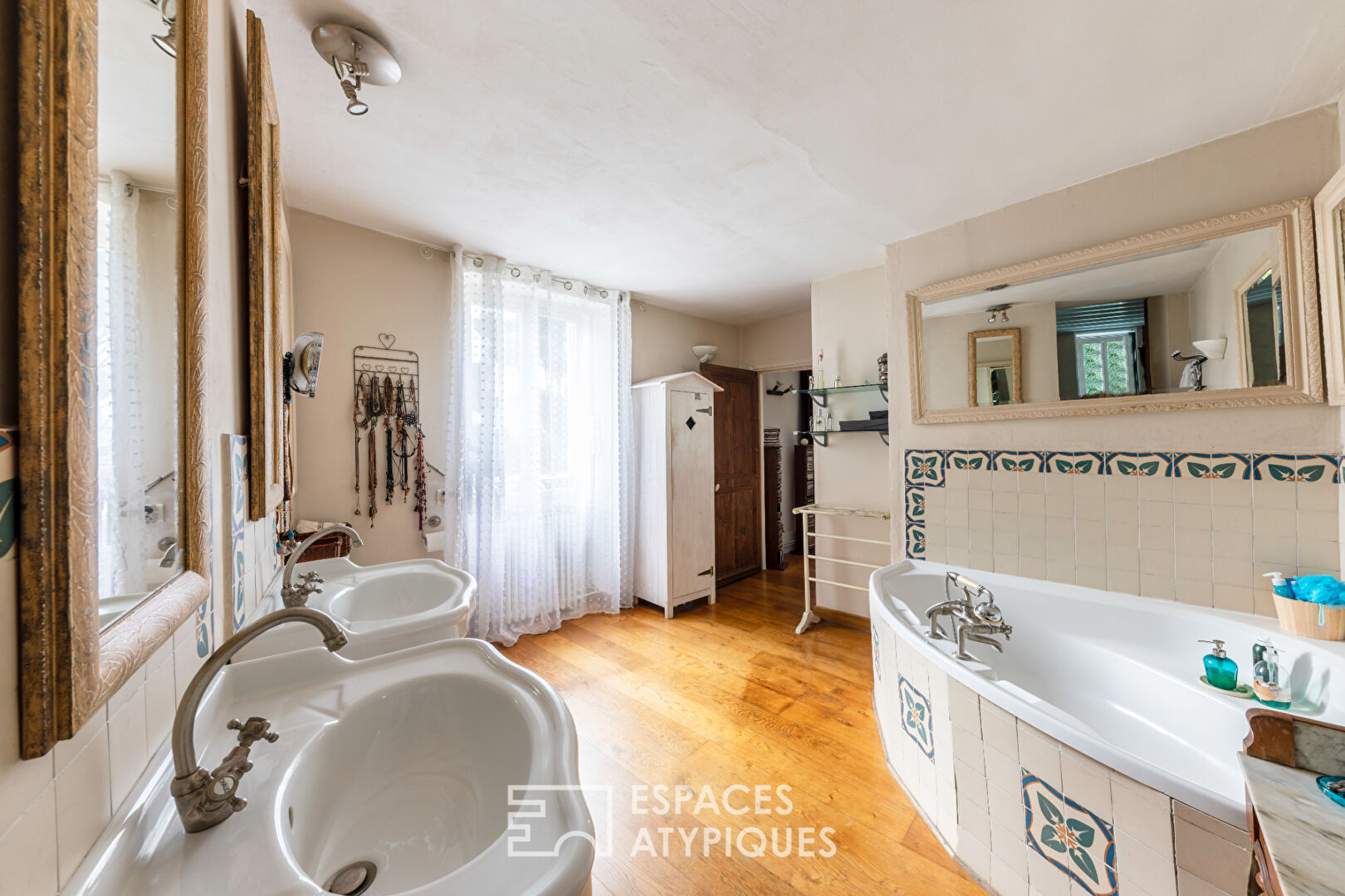 Charming house and its turret: calm and idleness around the swimming pool in the city center.