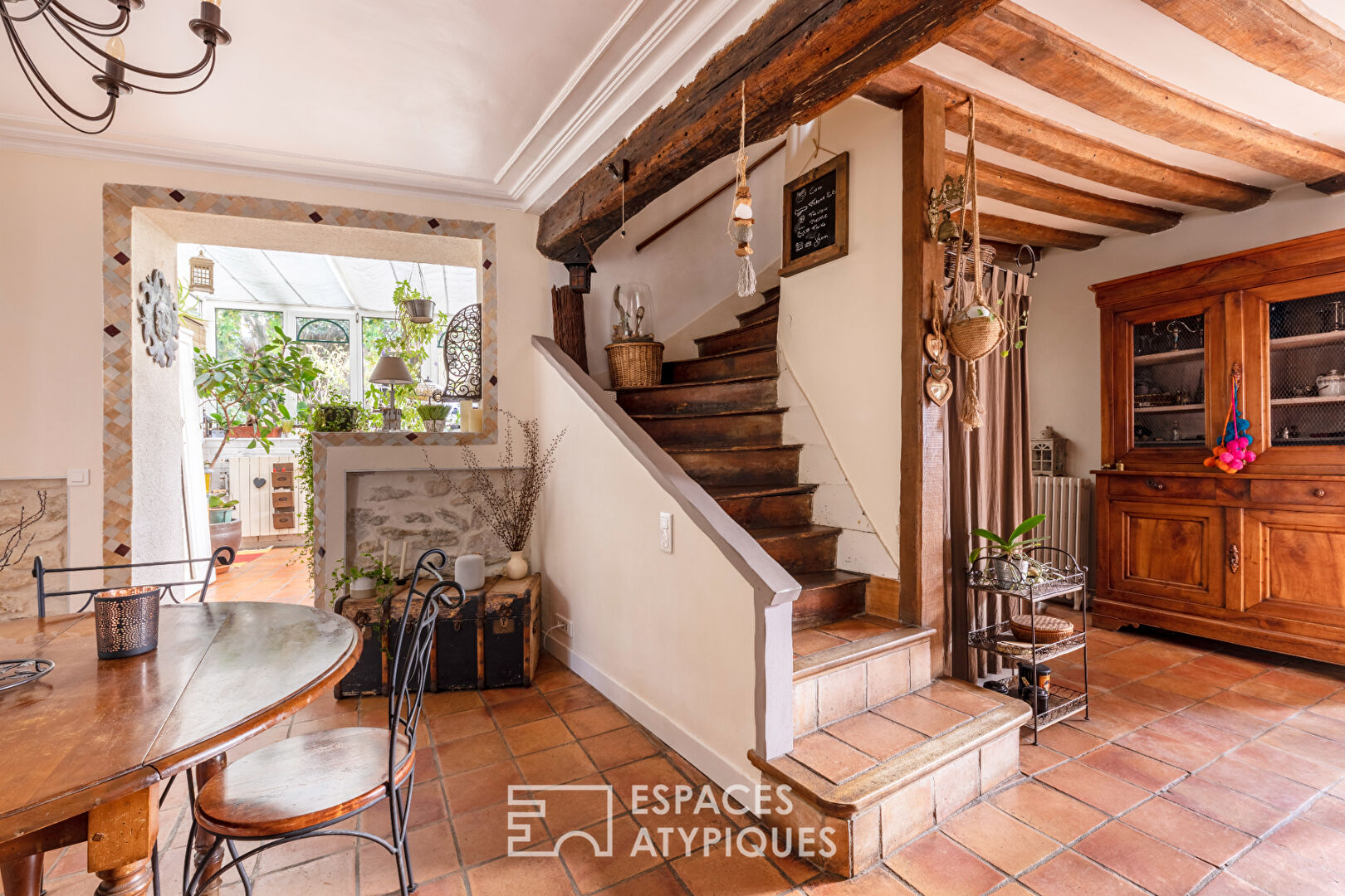 Charming house and its turret: calm and idleness around the swimming pool in the city center.
