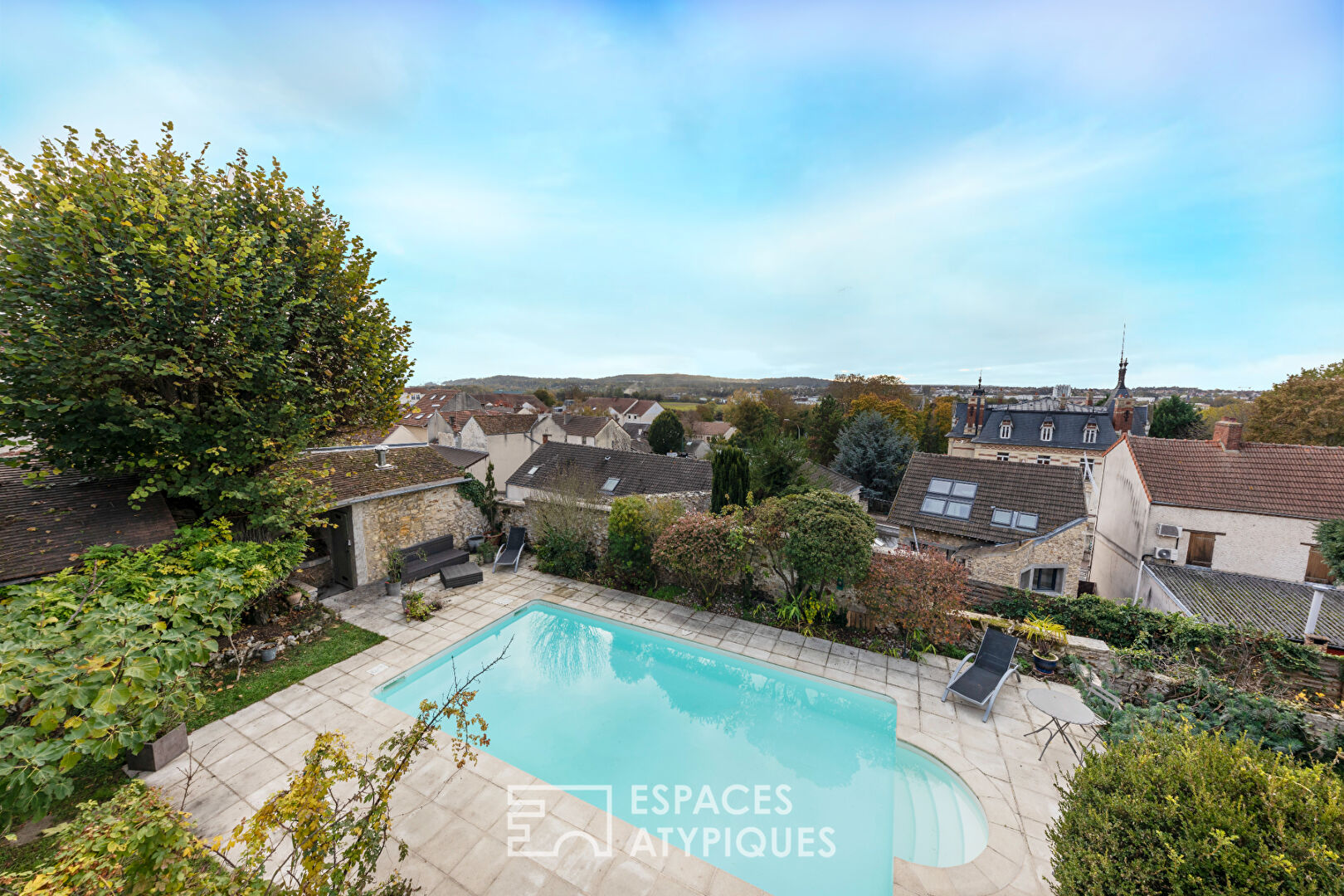 Maison de charme et sa tourelle : calme et farniente autour de la piscine en plein centre-ville.