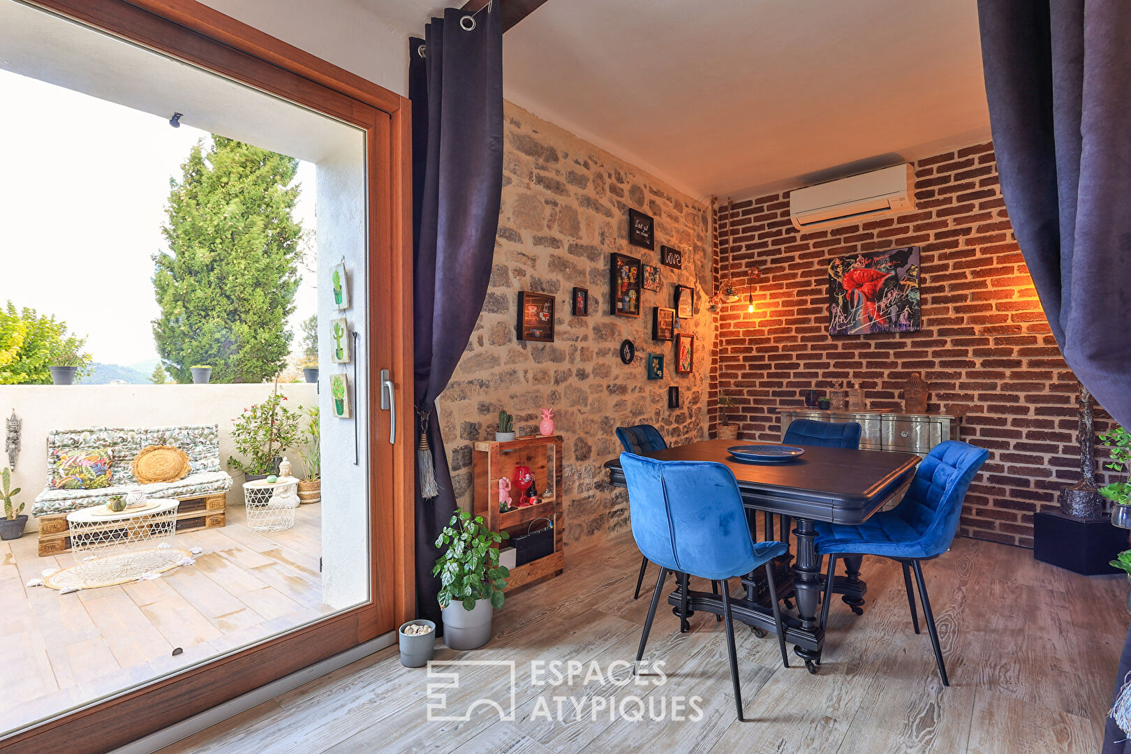 Bâtisse en pierre avec terrasse