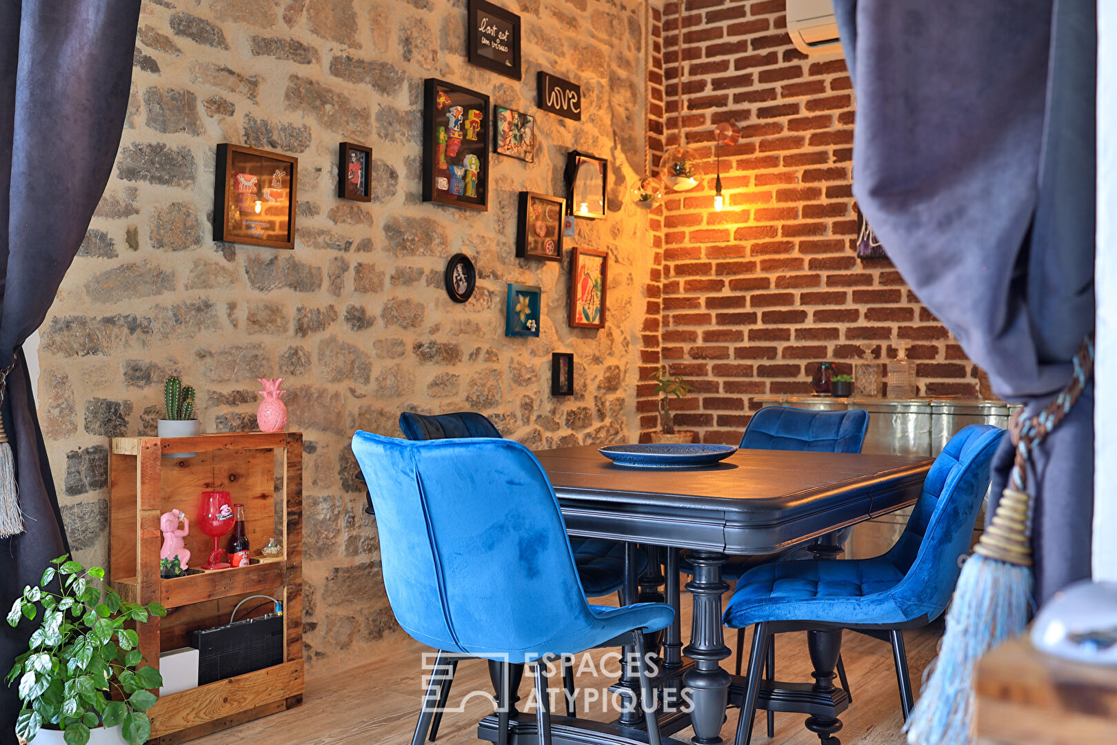 Bâtisse en pierre avec terrasse