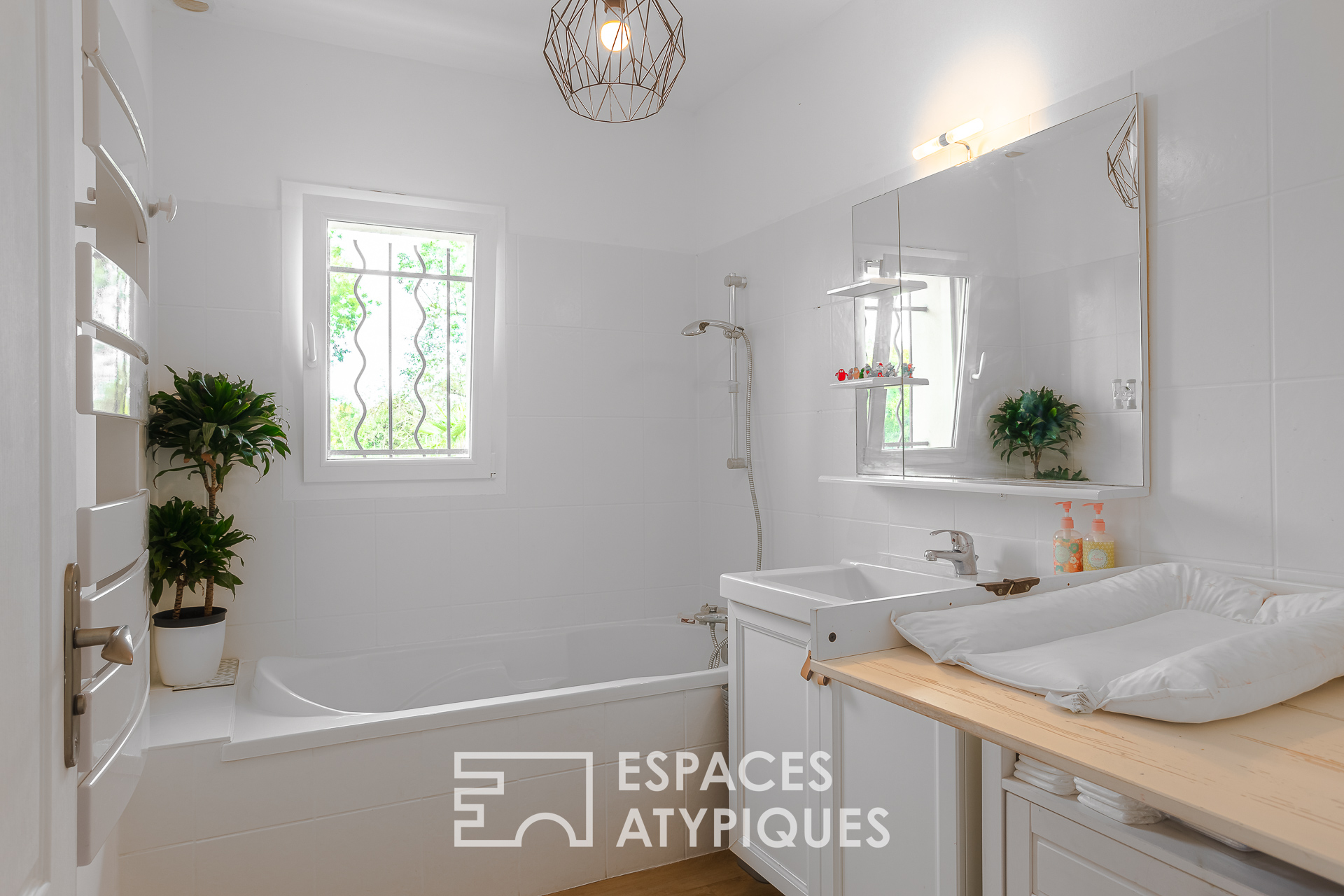 Lumineuse maison d’architecte dans son parc arboré