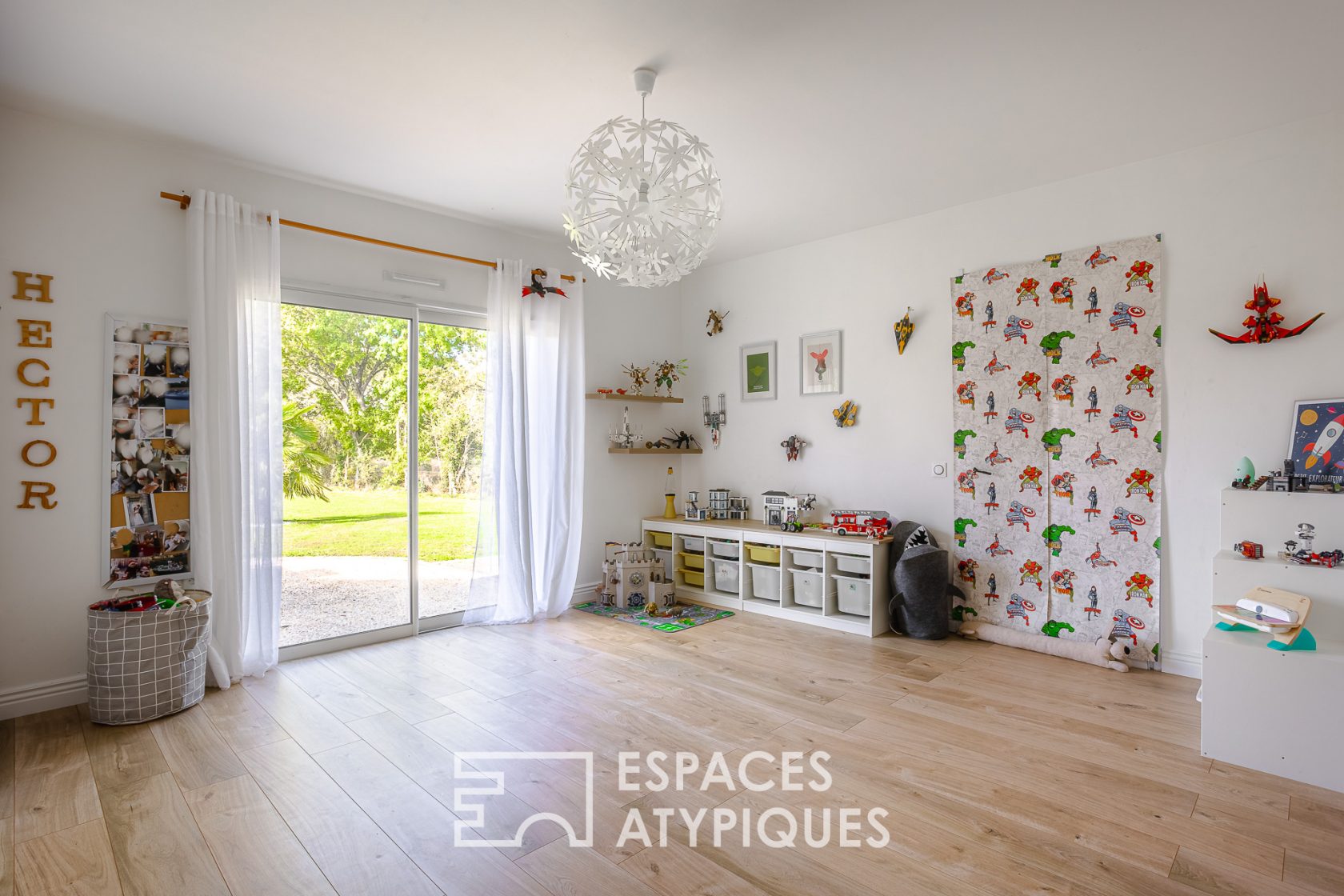 Lumineuse maison d’architecte dans son parc arboré