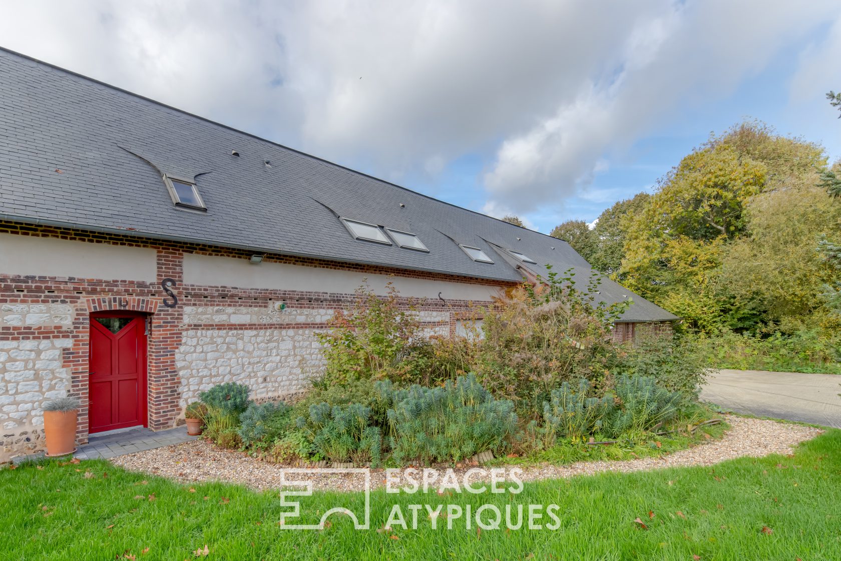 Ancienne grange rénovée de la fin du 19e siècle sur un hectare de terrain