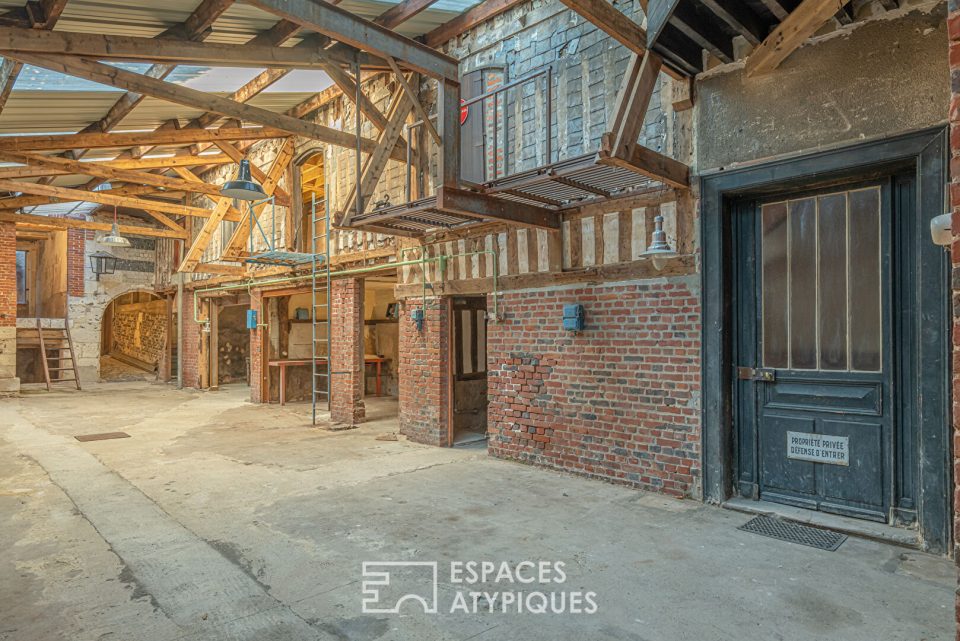 ancienne ferronerie à Honfleur, vue intérieur et enfilade de petits ateliers donnant sur la pièce principale, toit et murs à colombage