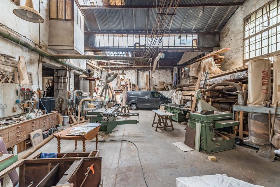 atelier ebeniste à revisiter, vue intérieure sur pièce principale avec grand volume et hauteur sous plafond, outils